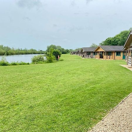 Tufty Lodge, Lake Pochard lodge 9 South Cerney Exterior foto