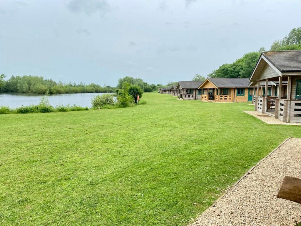 Tufty Lodge, Lake Pochard lodge 9 South Cerney Exterior foto